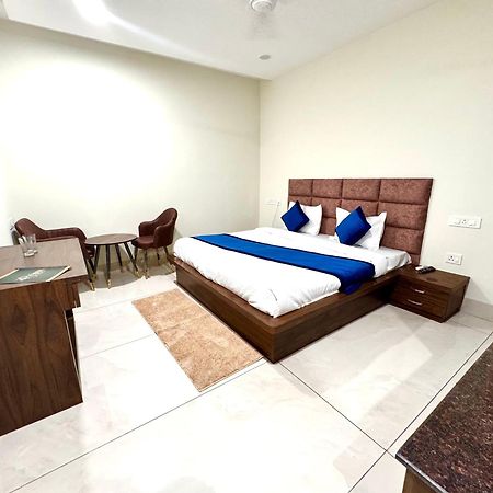 Hotel Prism Grand Zirakpur Esterno foto