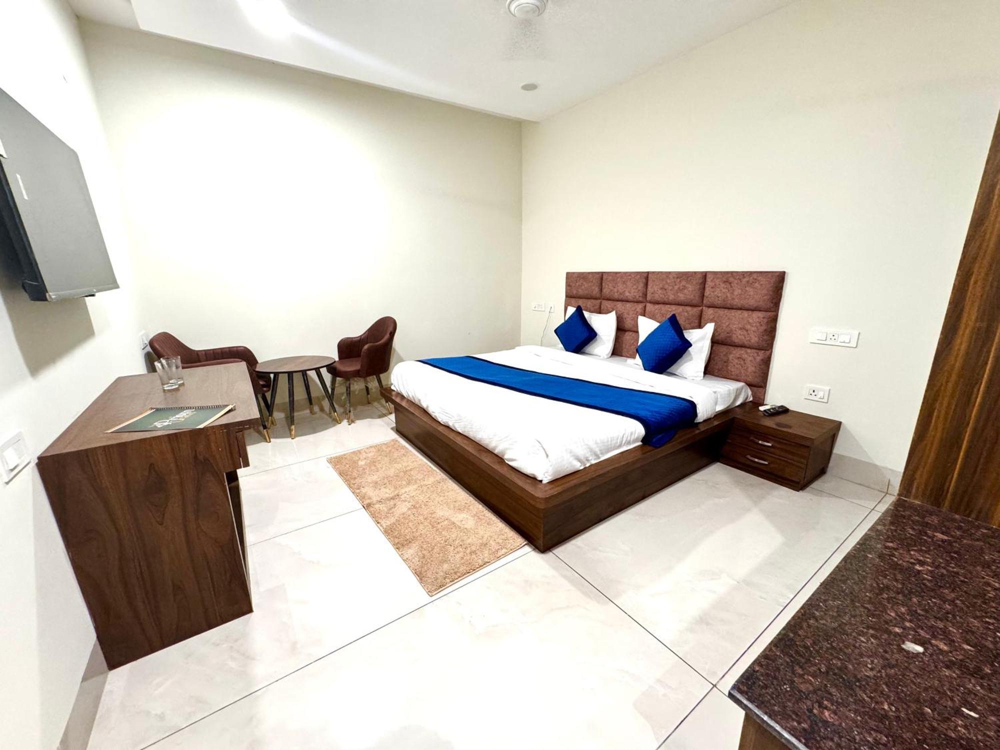 Hotel Prism Grand Zirakpur Esterno foto