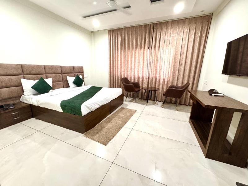Hotel Prism Grand Zirakpur Esterno foto