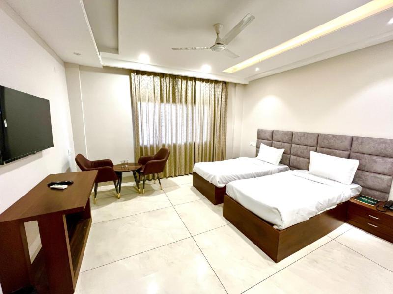 Hotel Prism Grand Zirakpur Esterno foto