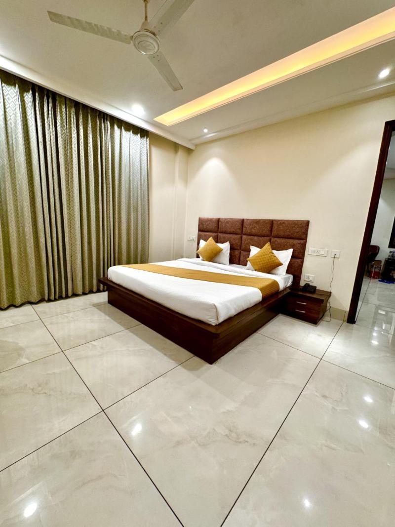 Hotel Prism Grand Zirakpur Esterno foto