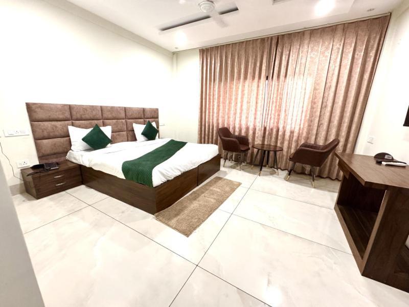 Hotel Prism Grand Zirakpur Esterno foto