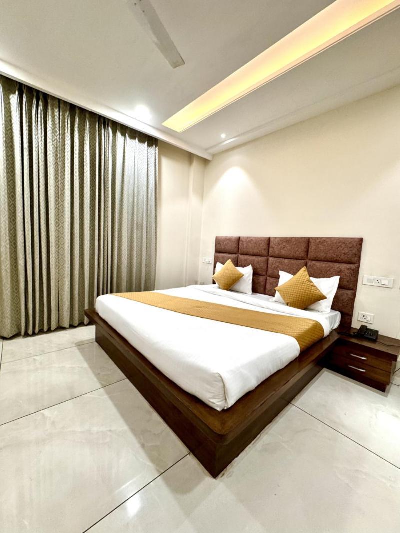 Hotel Prism Grand Zirakpur Esterno foto