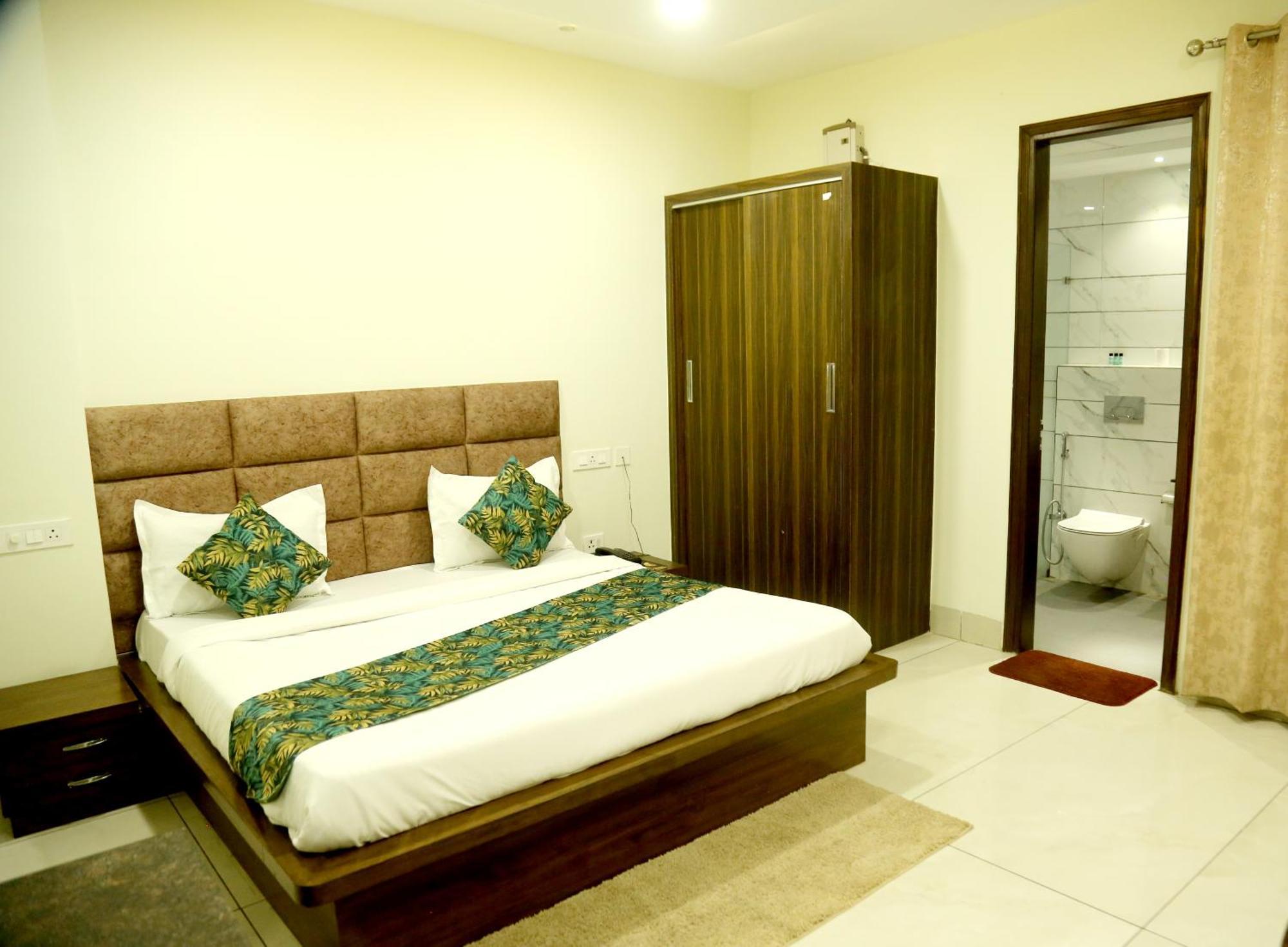 Hotel Prism Grand Zirakpur Esterno foto