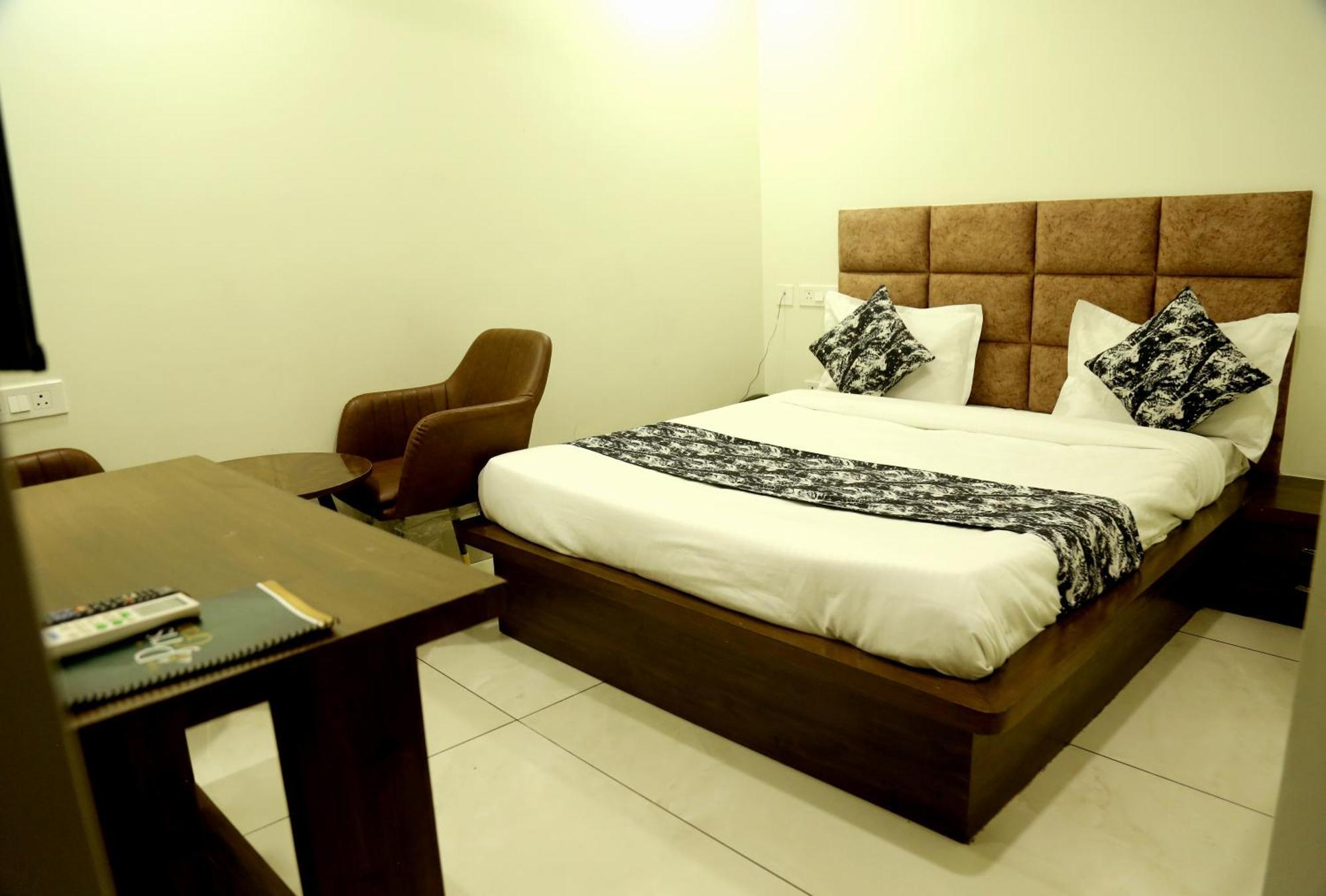 Hotel Prism Grand Zirakpur Esterno foto