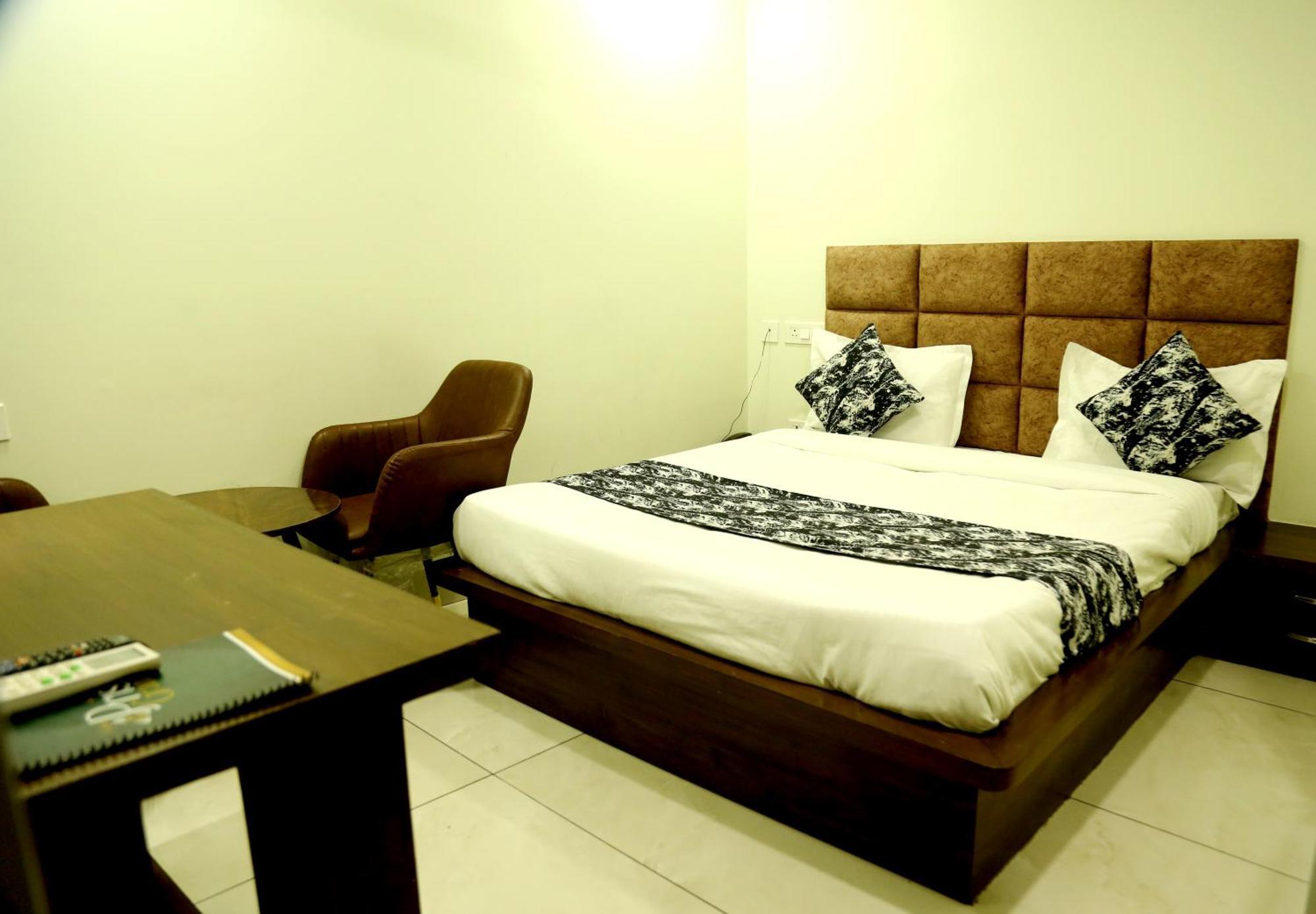 Hotel Prism Grand Zirakpur Esterno foto