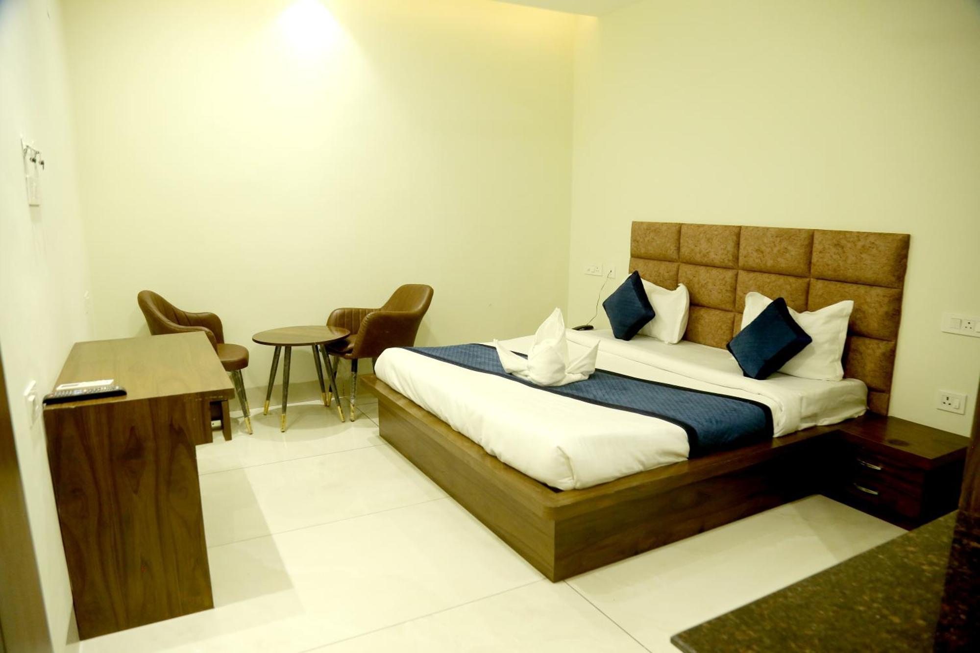 Hotel Prism Grand Zirakpur Esterno foto